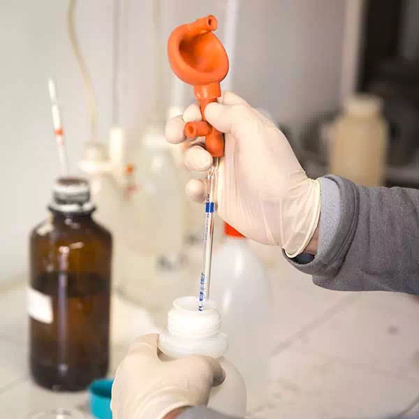 laboratorio-preparazione-soluzioni-per-decapaggio-chimico-alluminio