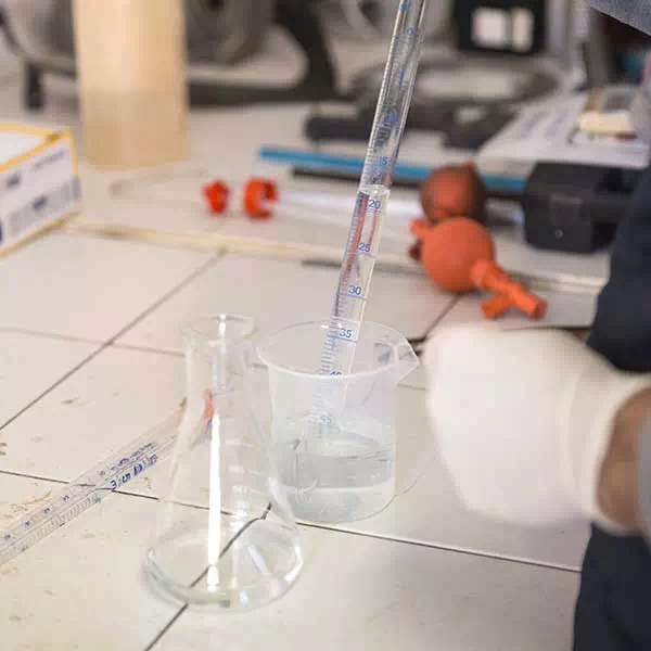 tecnico-dosa-quantita-di-prodotti-chimici-necessari-a-trattamenti-elettrochimici-per-alluminio